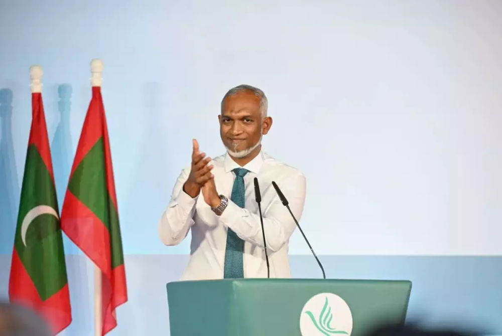 ރައީސް ޑރ މުހައްމަދު މުޢިއްޒު އަމިއްލަފުޅަށް އަތް ޖައްސަވަނީ