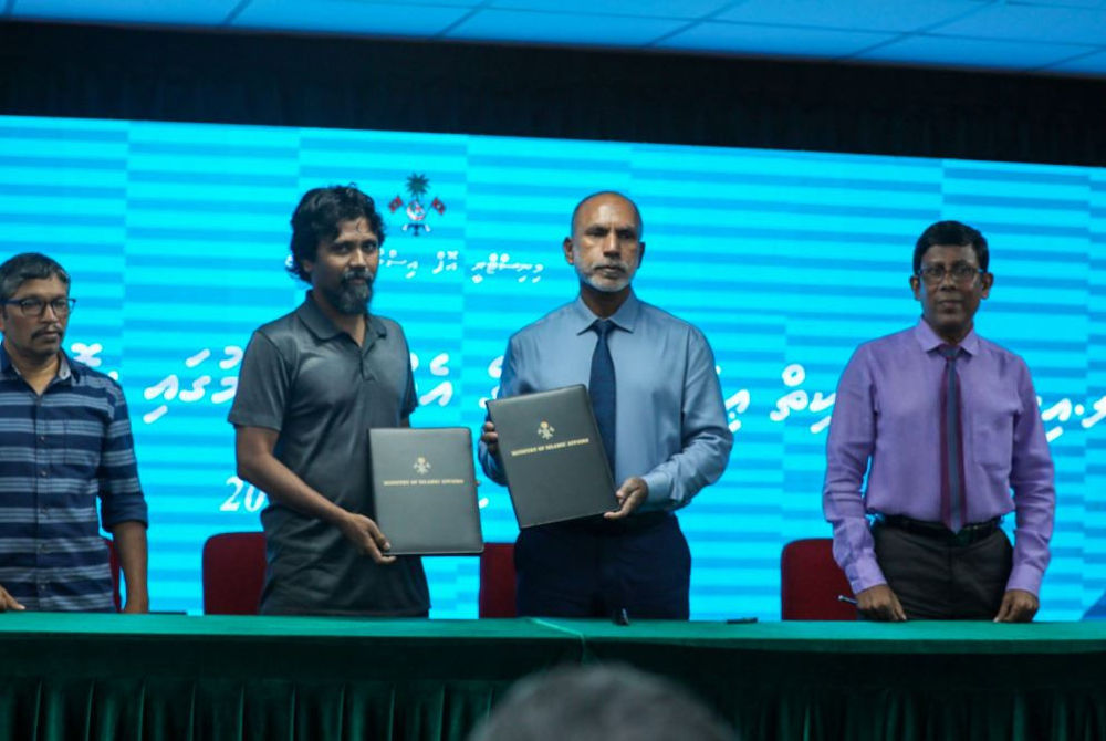 ލ. އިސްދޫގައި އިމާރާތްކުރާ މިސްކިތުގެ އެއްބަސްވުމުގައި ސޮއިކުރުން 