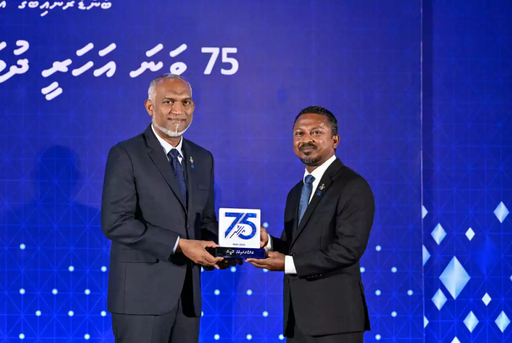 ބަންޑާރަނައިބުގެ އޮފީހަށް 75 އަހަރު ފުރުމުގެ މުނާސަބަތުގައި ބޭއްވެވި ރަސްމީ ޖަލްސާގައި ރައީސް މުއިއްޒު އާއި ބަންޑާރަ ނައިބު އަހުމަދު އުޝާމް