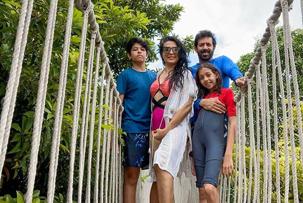 ކަބީރްހާން އާއިލާއާ އެކު ނަގާފައިވާ ފޮޓޯއެއް