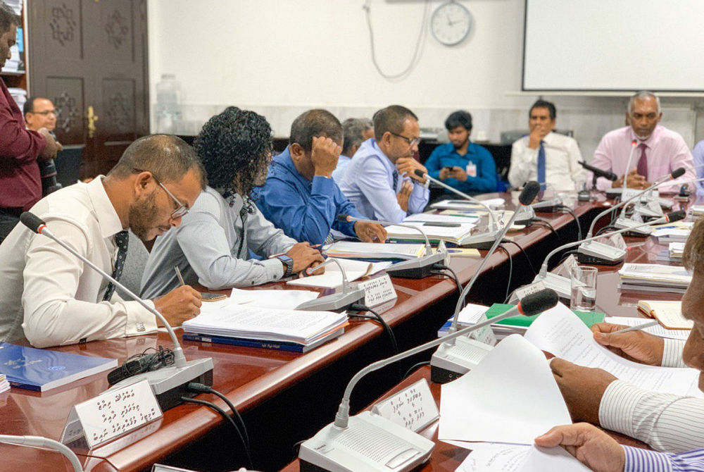 ކުރީގެ ހައުސިން މިނިސްޓަރު ޑރ. މުއިއްޒު މަޖިލީހުގެ މާލިއްޔަތު ކޮމެޓީގެ ބައްދަލުވުމުގައި--