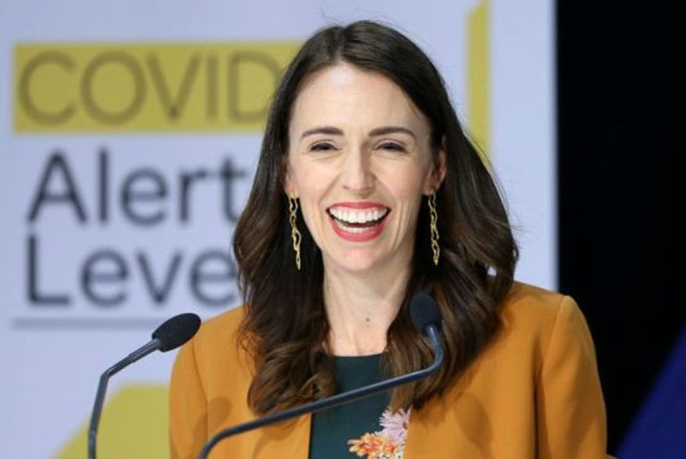 ނިއުޒިލެންޑްގެ ބޮޑުވަޒީރު ޖެސިންޑާ އާޑާން ނޫސްވެރިންނާ ވާހަކަ ދައްކަވަނީ