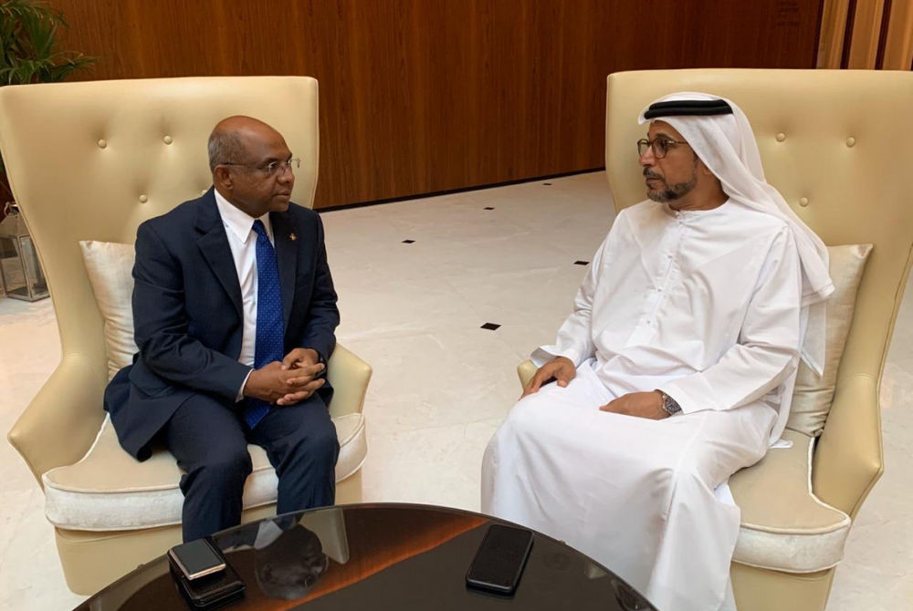 މިނިސްޓަރު ޝާހިދު، އަބޫދާބީ ފަންޑް ފޯ ޑިވެލޮޕްމެންޓްގެ ޑިރެކްޓަރ ޖެނަރަލް މުހައްމަދު އަލް ސުވައިދީއާ ބައްދަލުކުރައްވަނީ