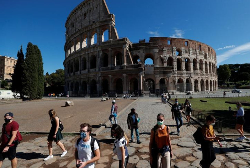 އިޓަލީގެ ރޯމްގައި ބަޔަކު މާސްކު އަޅައިގެން