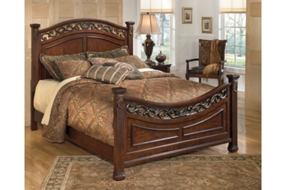 Leahlyn King Panel Bed