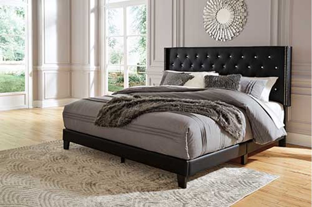 Cama King con cabecera tapizada con botones incrustados de la línea Signature Design, estilo Vintasso, color negro