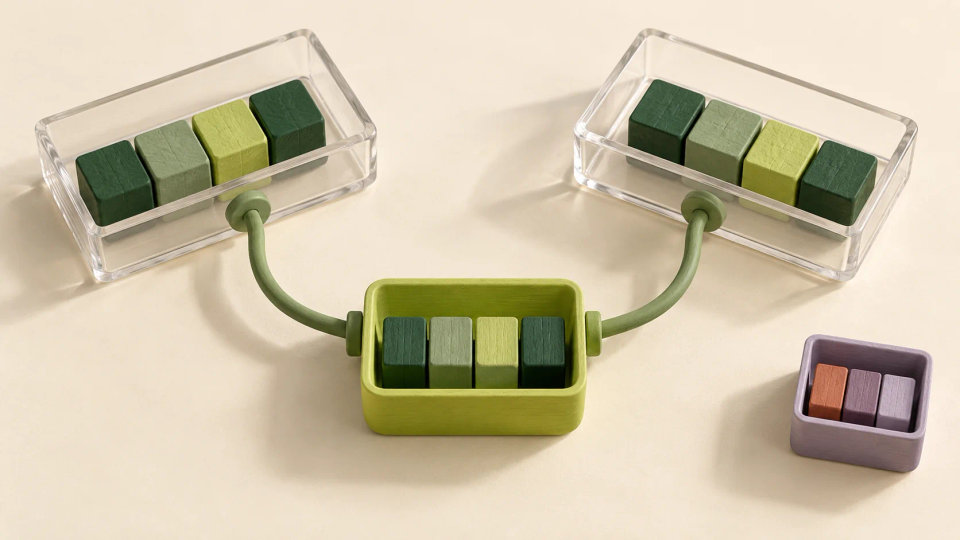 Two outer array trays connect to shared inner data, beside a separate independent tray.