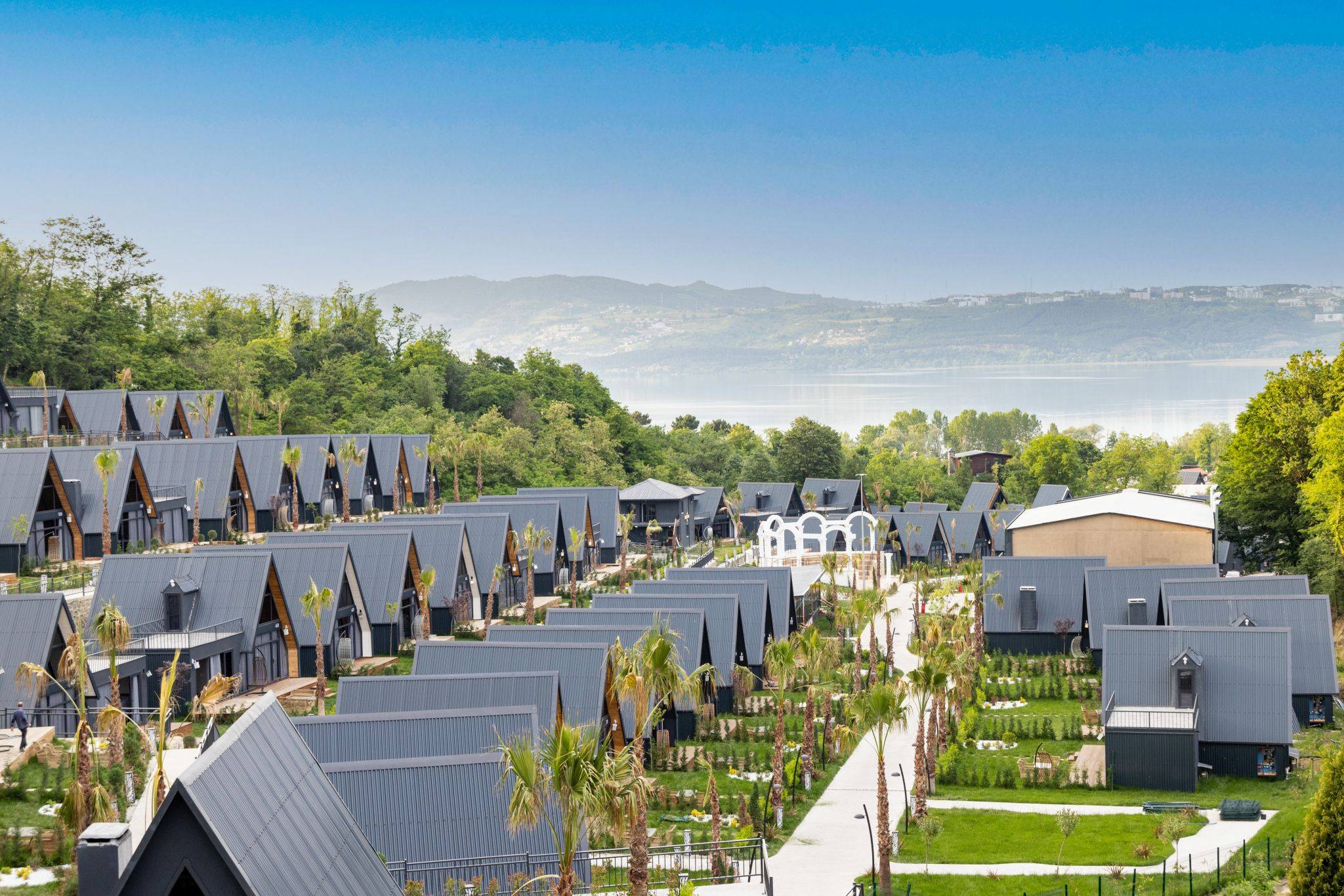 Ramada Resort Sapanca — orman vadisindeki bungalovlar