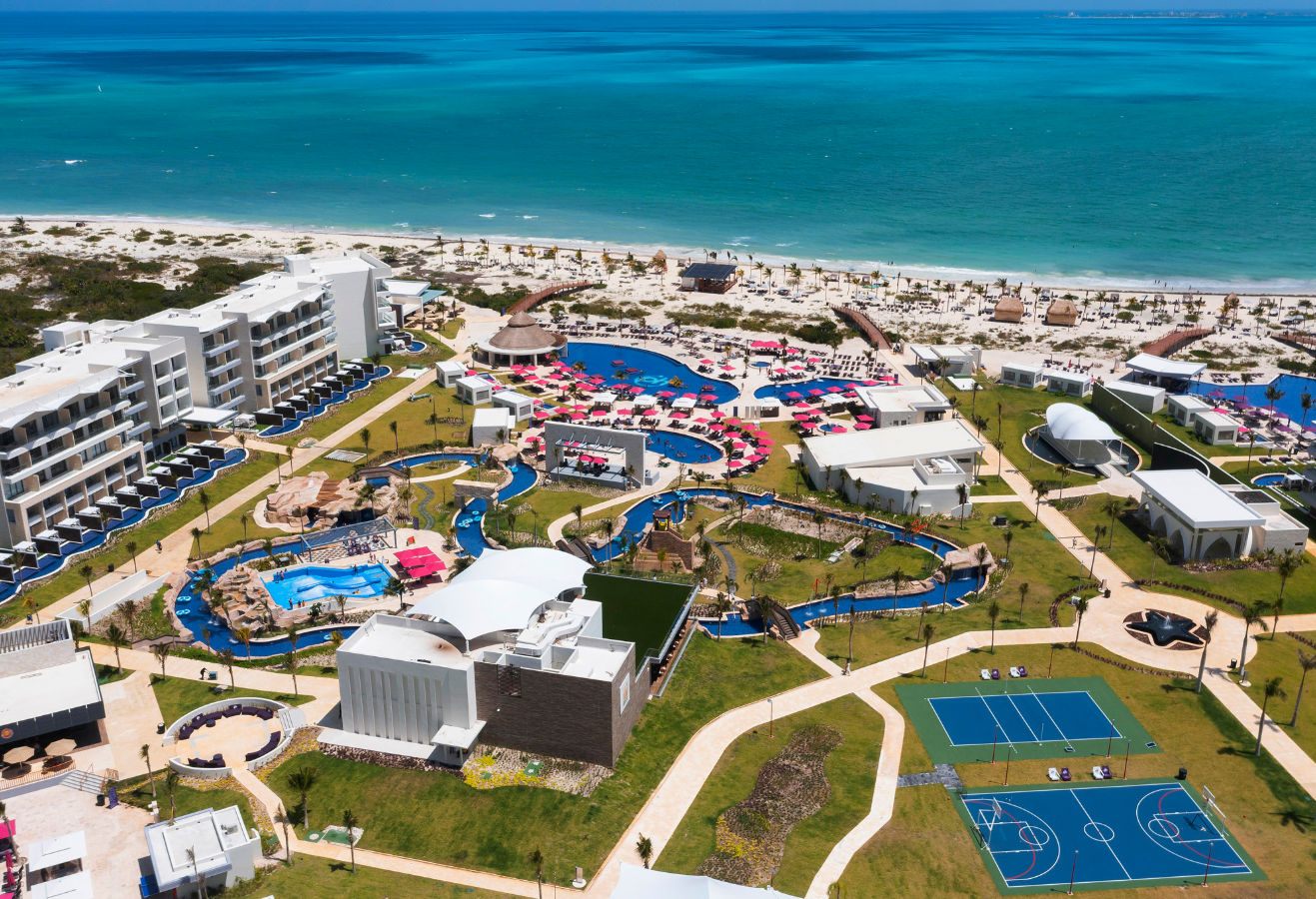 PLANET HOLLYWOOD CANCUN STAR STYLE VACATIONS AND MOVIE MEMORABILIA