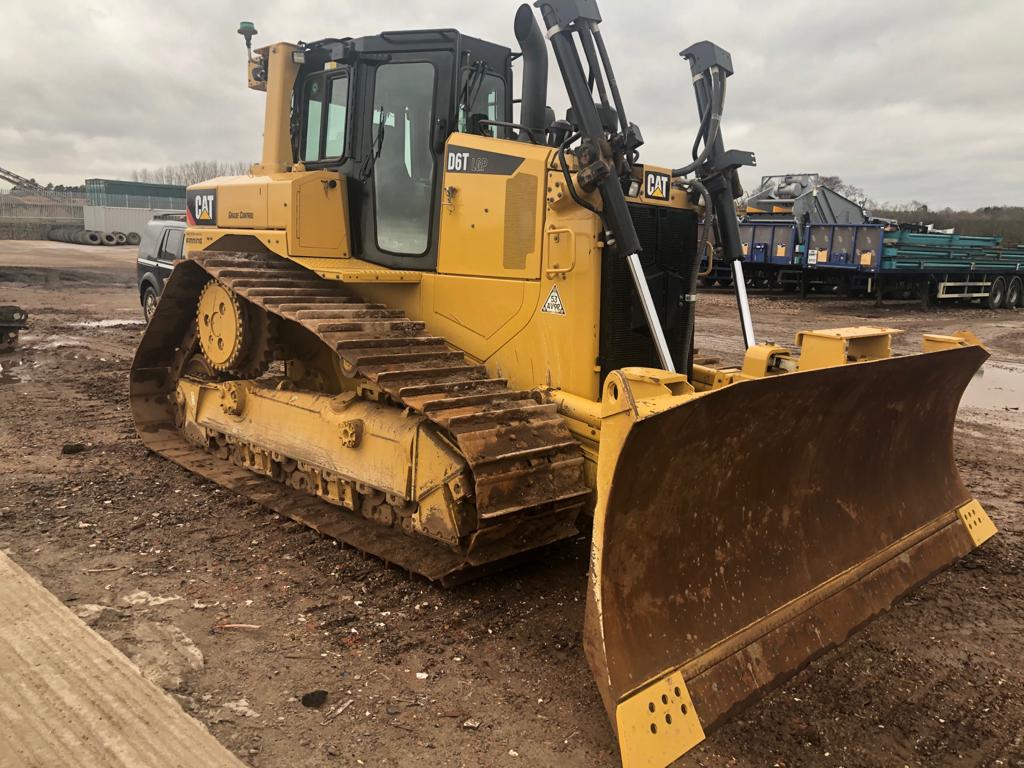 Cat D6T LGP VPAT 70477 Red Bull Equipment cat-d6t-lgp-vpat-70477-red-bull-equipment