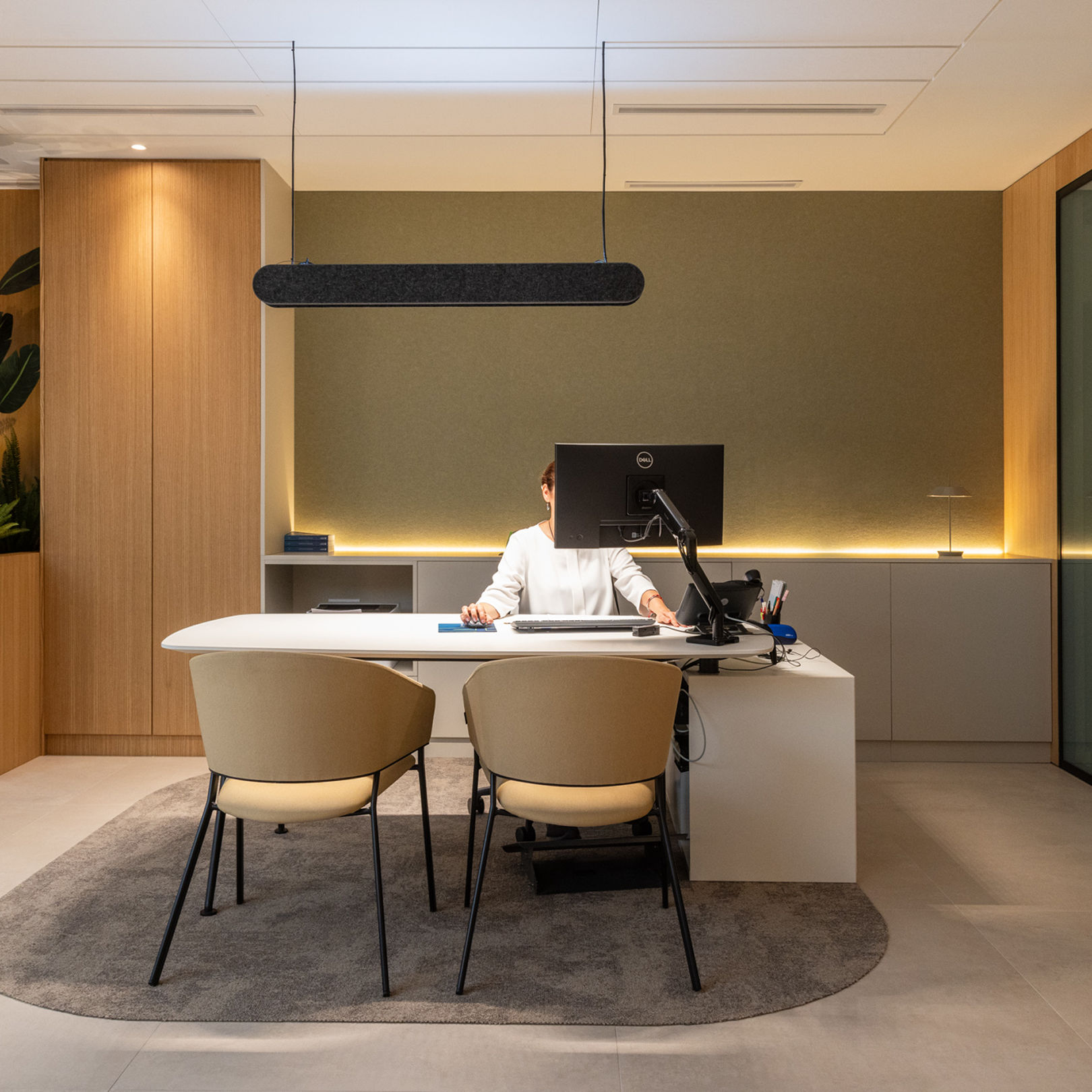 Medical treatment area featuring shadow-free illumination