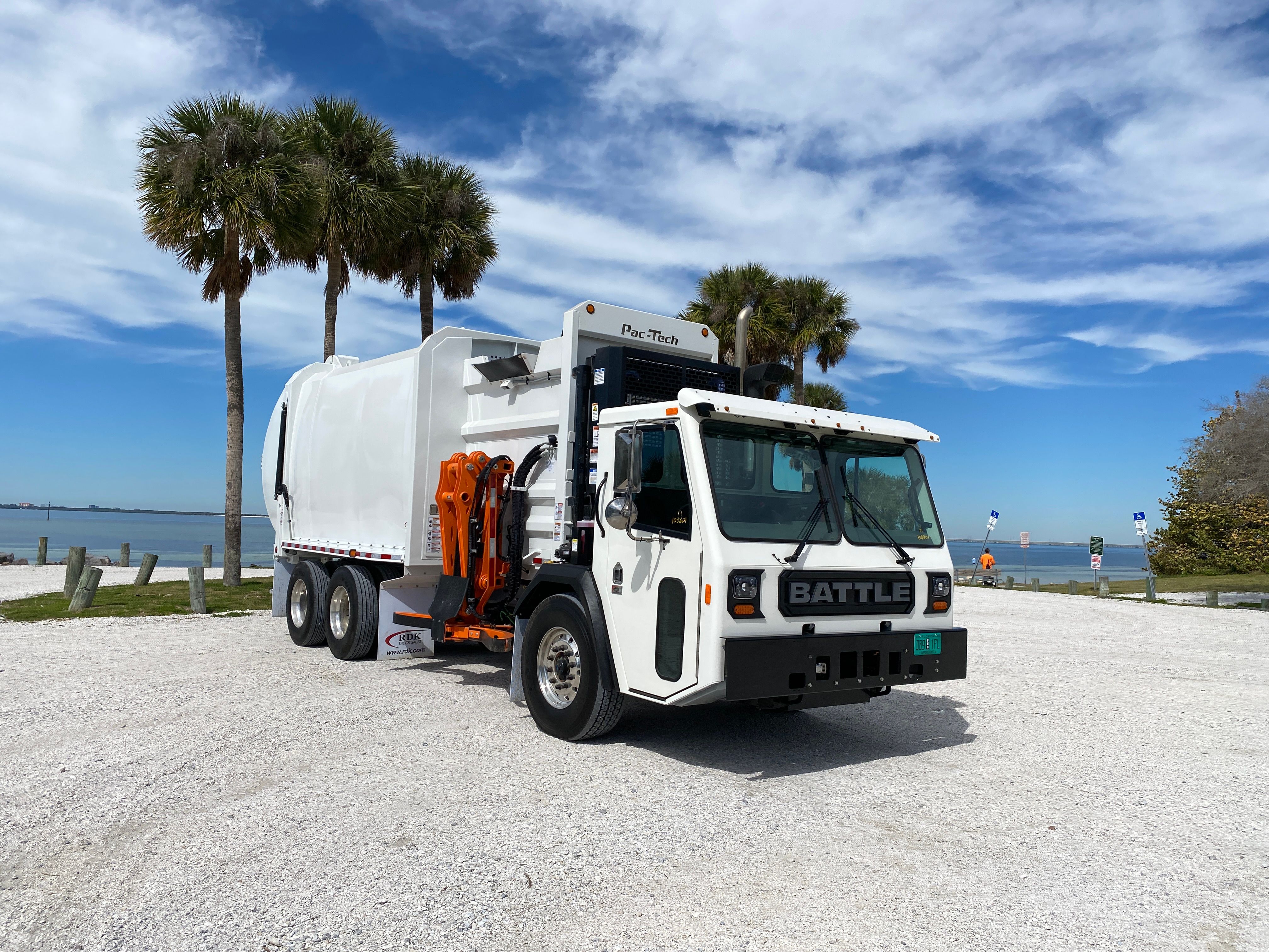 2025 Battle Motors LET2 side loader with Pac-Tech Bandit body