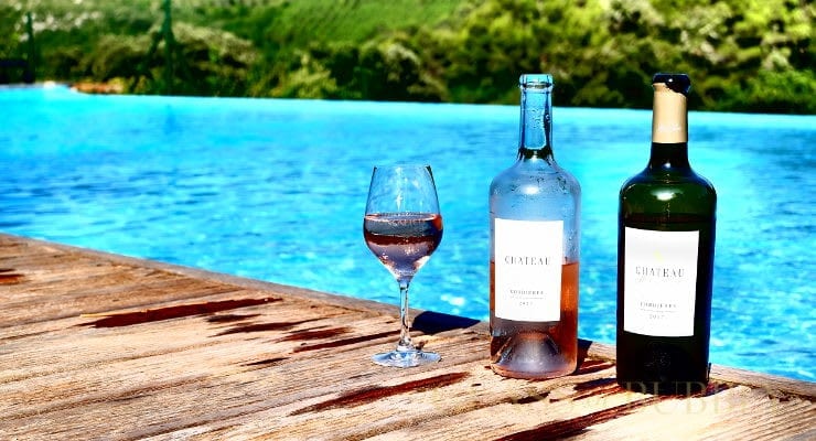 Ch%C3%A2teau_Haut_Gl%C3%A9on_wine_by_the_pool Ch%C3%A2teau_Haut_Gl%C3%A9on_wine_by_the_pool