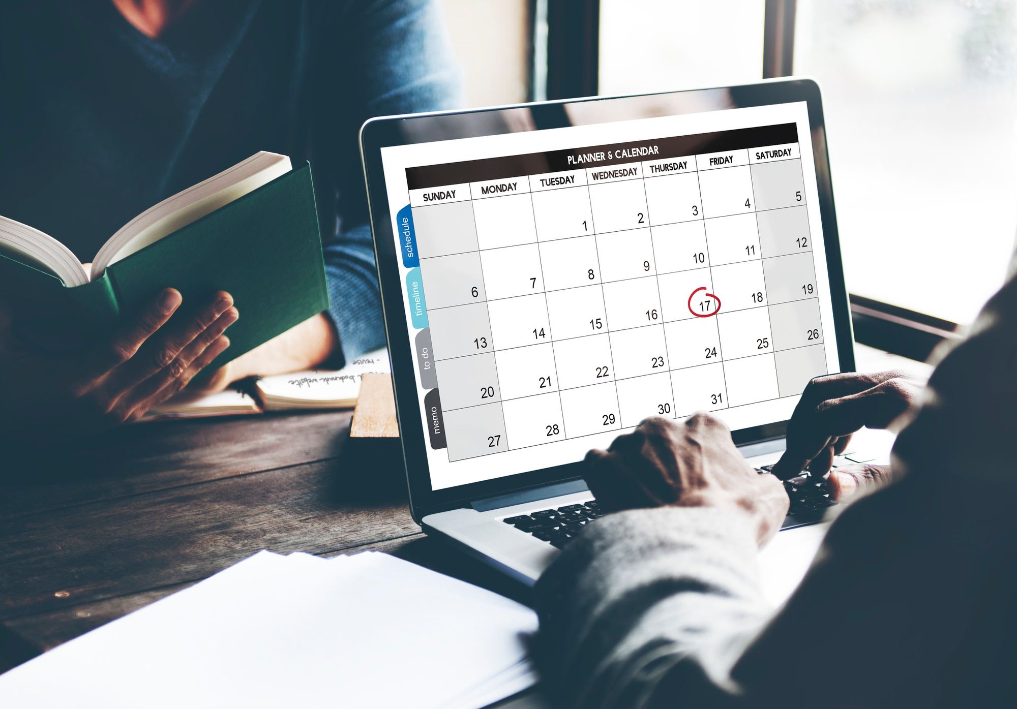 Closeup of computer laptop screen showing calenda with date and month Free Photo
