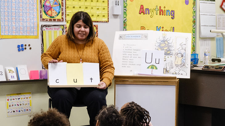 Teacher doing a short 'u' lesson with class