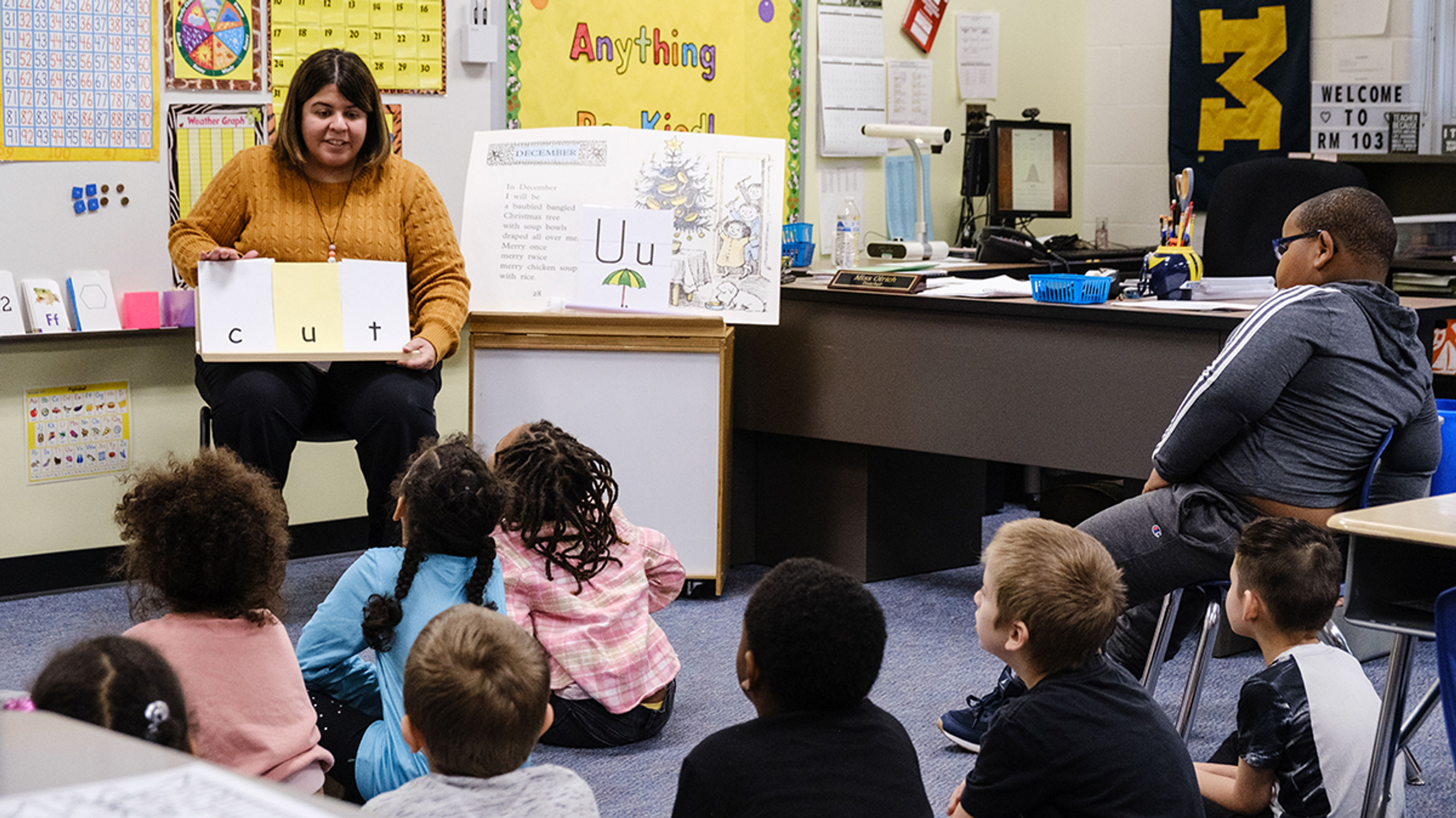 A teacher in front of class teaching short 'u'