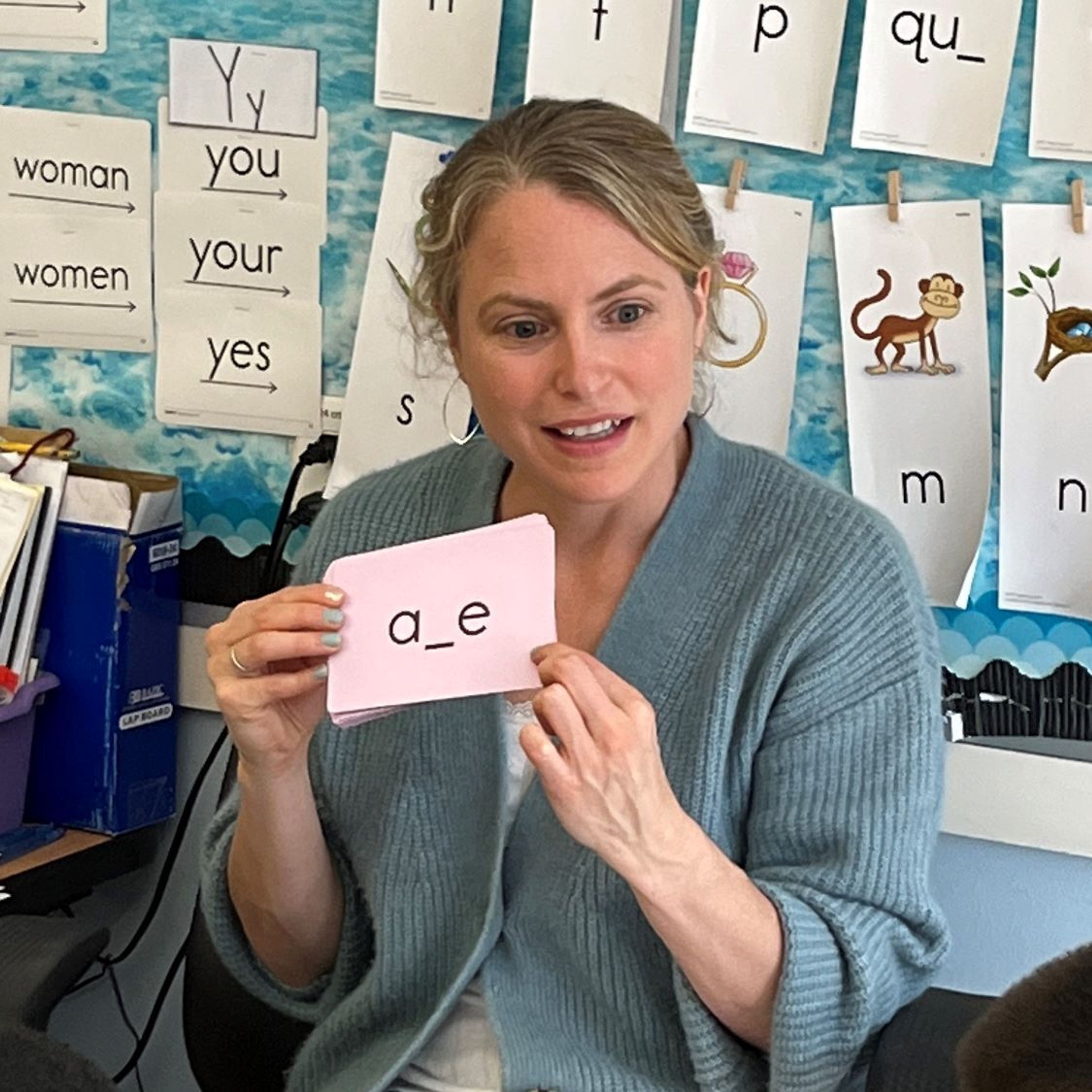 Margaret Goldberg holding up a flash card