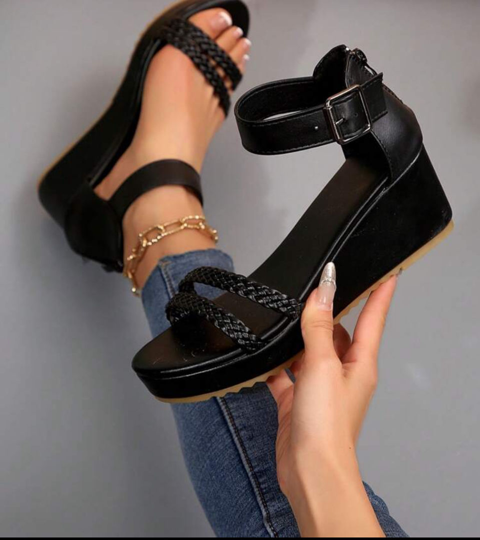 BLOCK SANDALS FOR FASHION WOMAN Image
