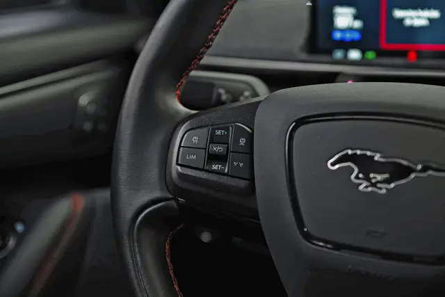 https://ik.imagekit.io/rebil/EC_80572_014_ap9hQotTm.jpg