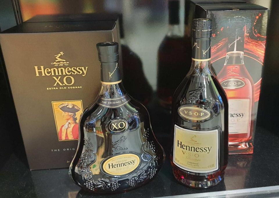 Hennessy XO 金頭綠瓶青瓶白瓶與黑頭新版回收價差示意