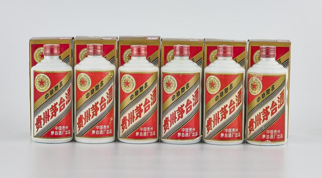 飛天茅台瓶身正面，白色瓷瓶、紅色飄帶與飛天標籤