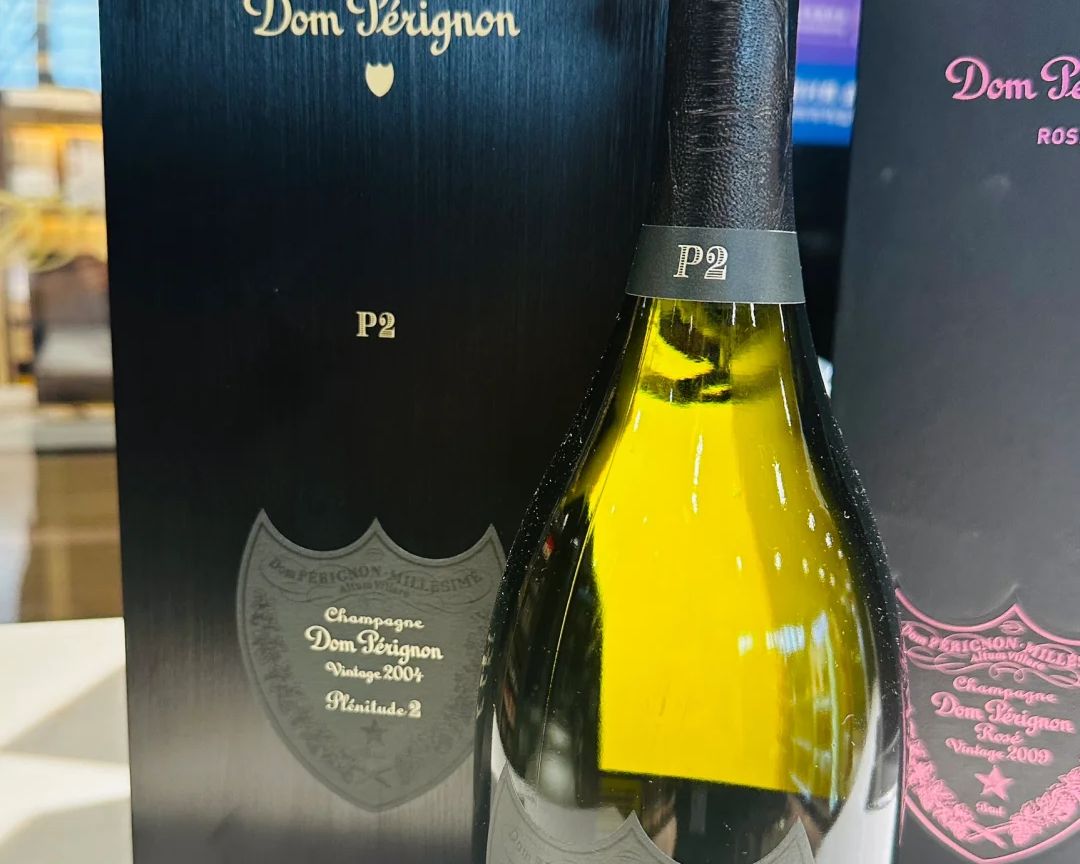 [專業人士用手電筒檢查香檳液位的示意圖]