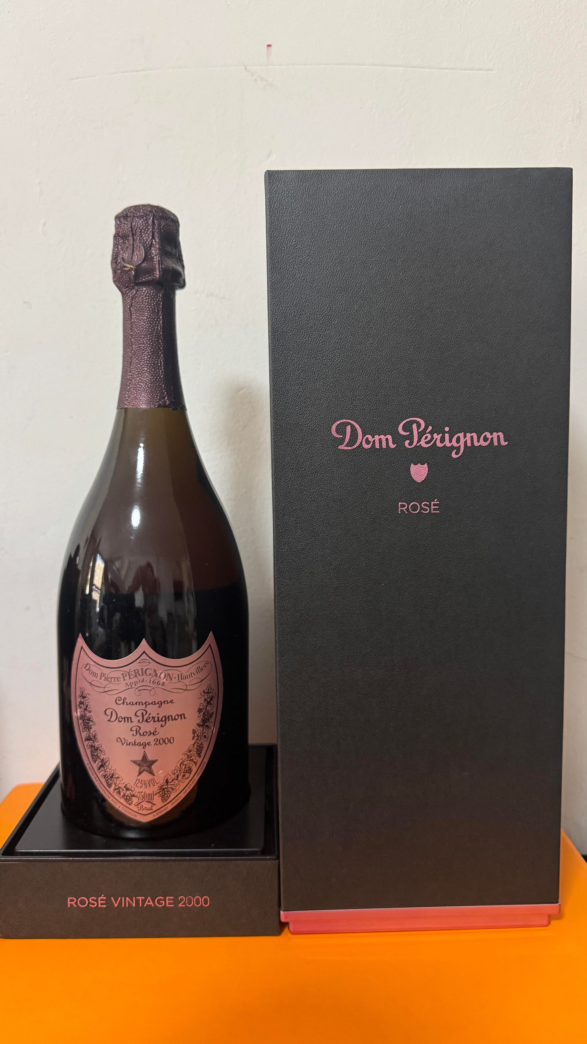 Dom Pérignon 盾型酒標印刷與 NM 註冊碼真偽檢查示意