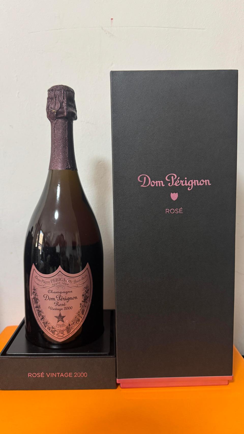 Dom Pérignon 盾型酒標印刷與 NM 註冊碼真偽檢查示意