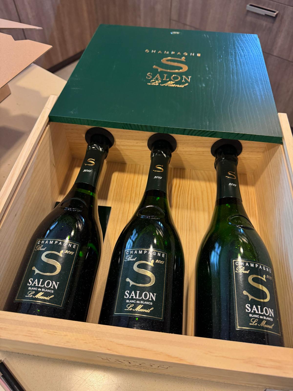 Salon Blanc de Blancs 香檳，瓶身與盒子都寫 Salon