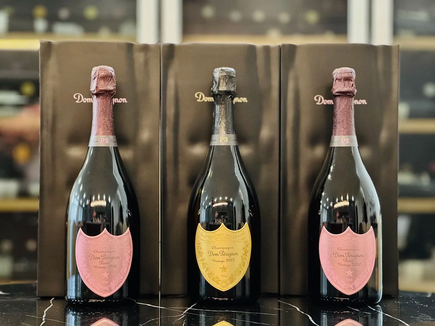 [唐培里儂P1、P2、P3三個不同系列的香檳瓶身展示]