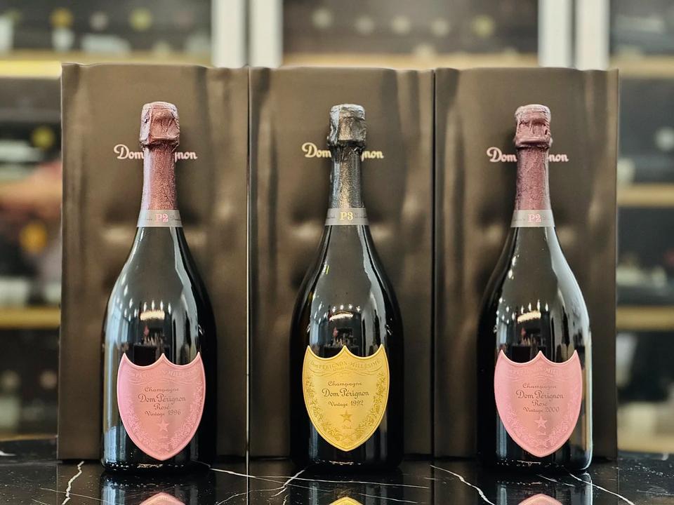 [唐培里儂P1、P2、P3三個不同系列的香檳瓶身展示]