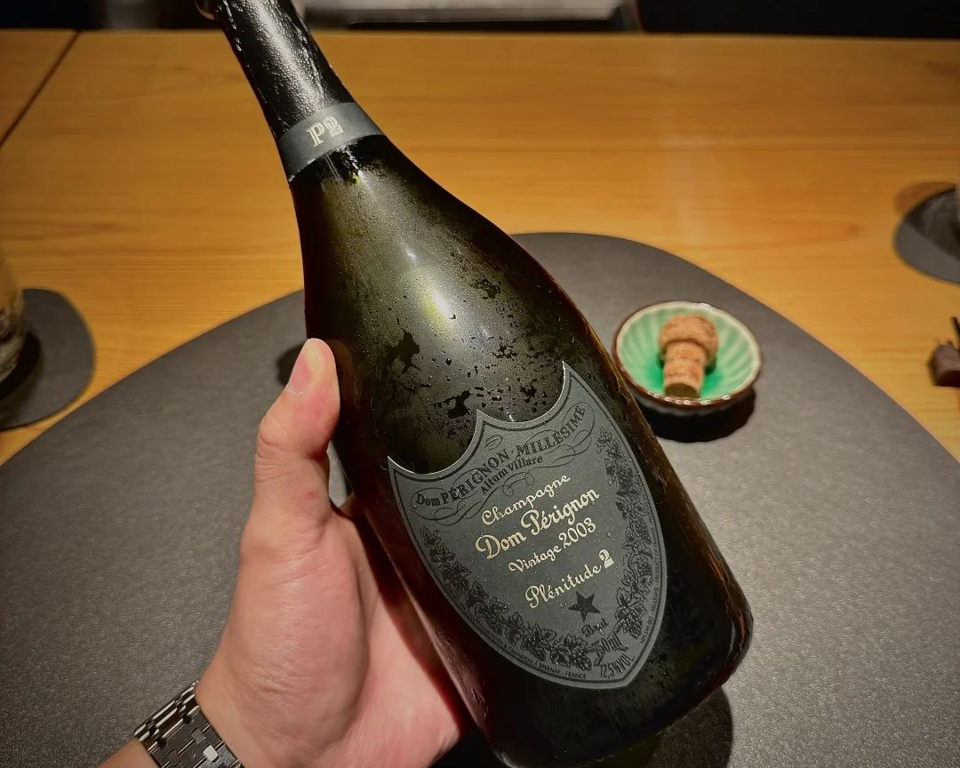 [唐培里儂煥臻時刻P1、P2、P3的時間軸與酒泥陳年示意圖]