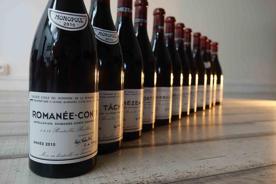 多瓶 DRC 2010 年份羅曼尼康帝展示，強調其低產量與高評分的組合。