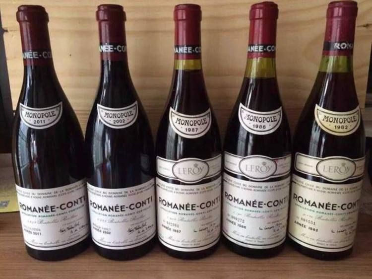 DRC 羅曼尼康帝老酒在估價前檢查液位、酒標與封套細節的示意圖