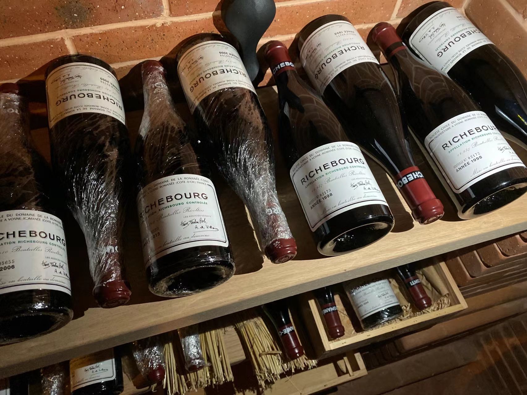 DRC 來源文件、酒窖存倉記錄與拍賣標籤的展示圖