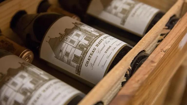 侯伯王原木箱與酒瓶,用來核對正牌、白酒與副牌
