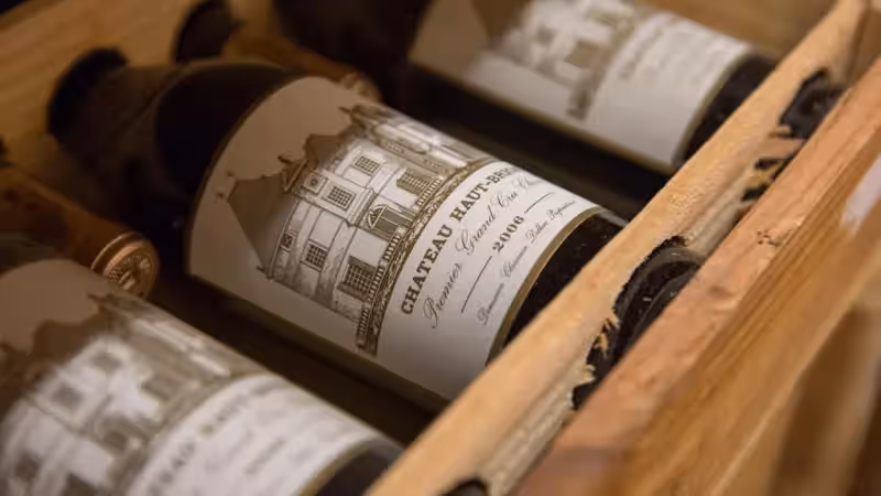 侯伯王原木箱與酒瓶,用來核對正牌、白酒與副牌