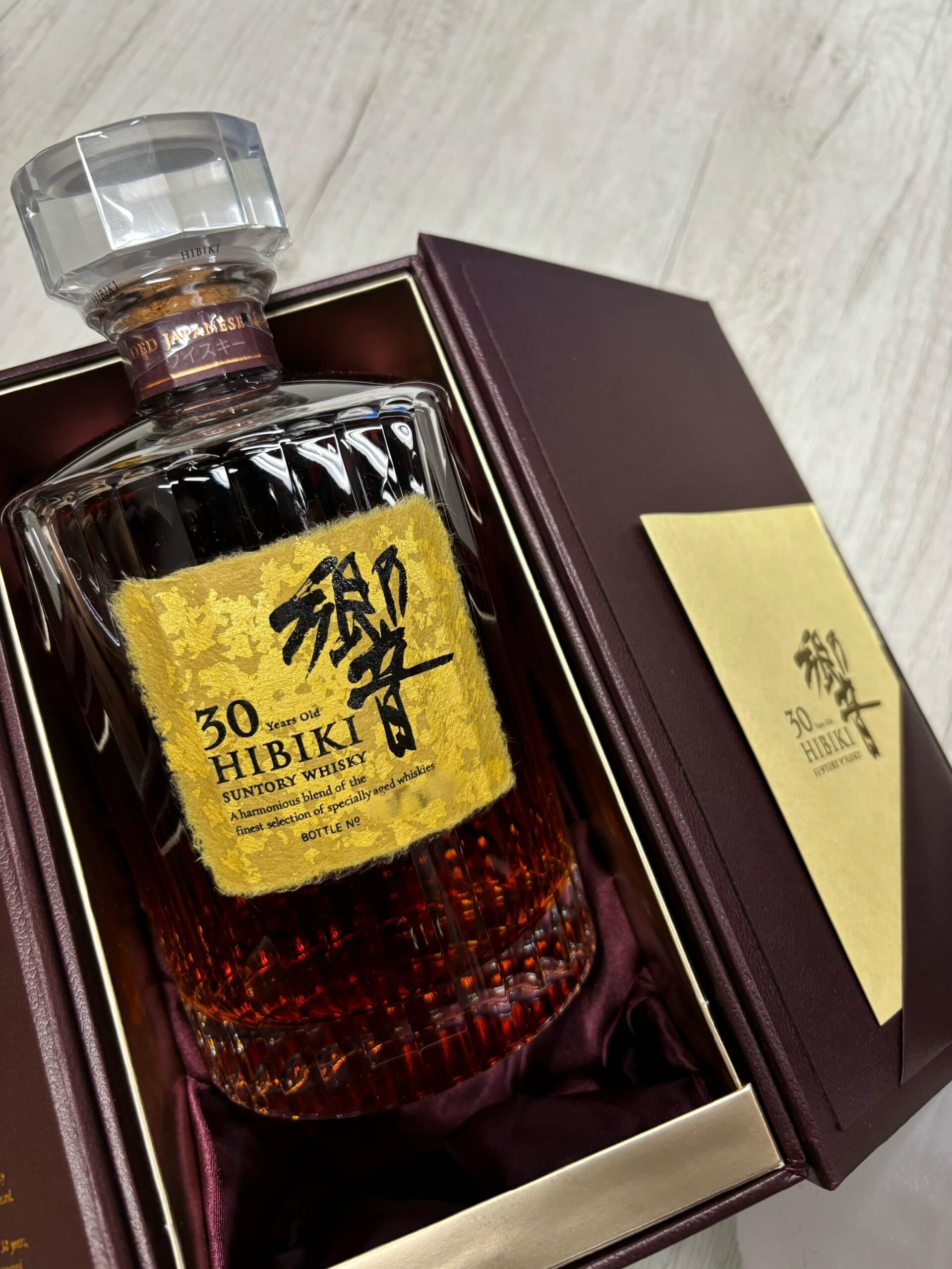 響 Hibiki 瓶身與酒標細節示意圖