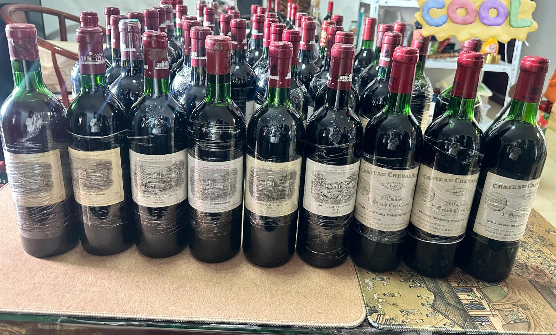 檢查老酒液位、酒標與封帽的實務場景