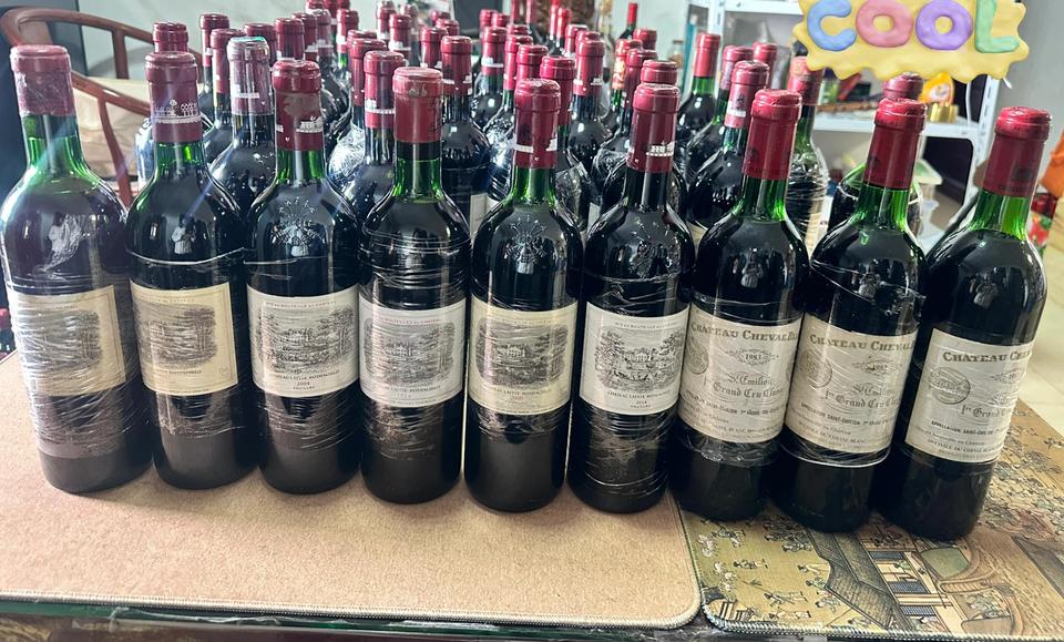 檢查老酒液位、酒標與封帽的實務場景