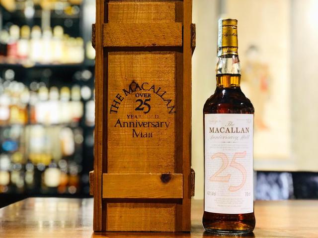 麥卡倫25年Anniversary Malt酒瓶與直立木盒