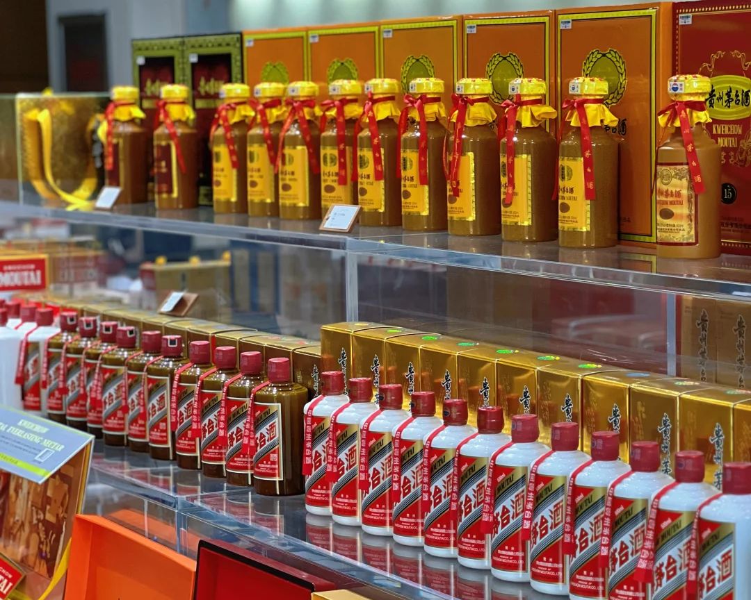 茅台酒瓶與金條並排放置，象徵液體黃金