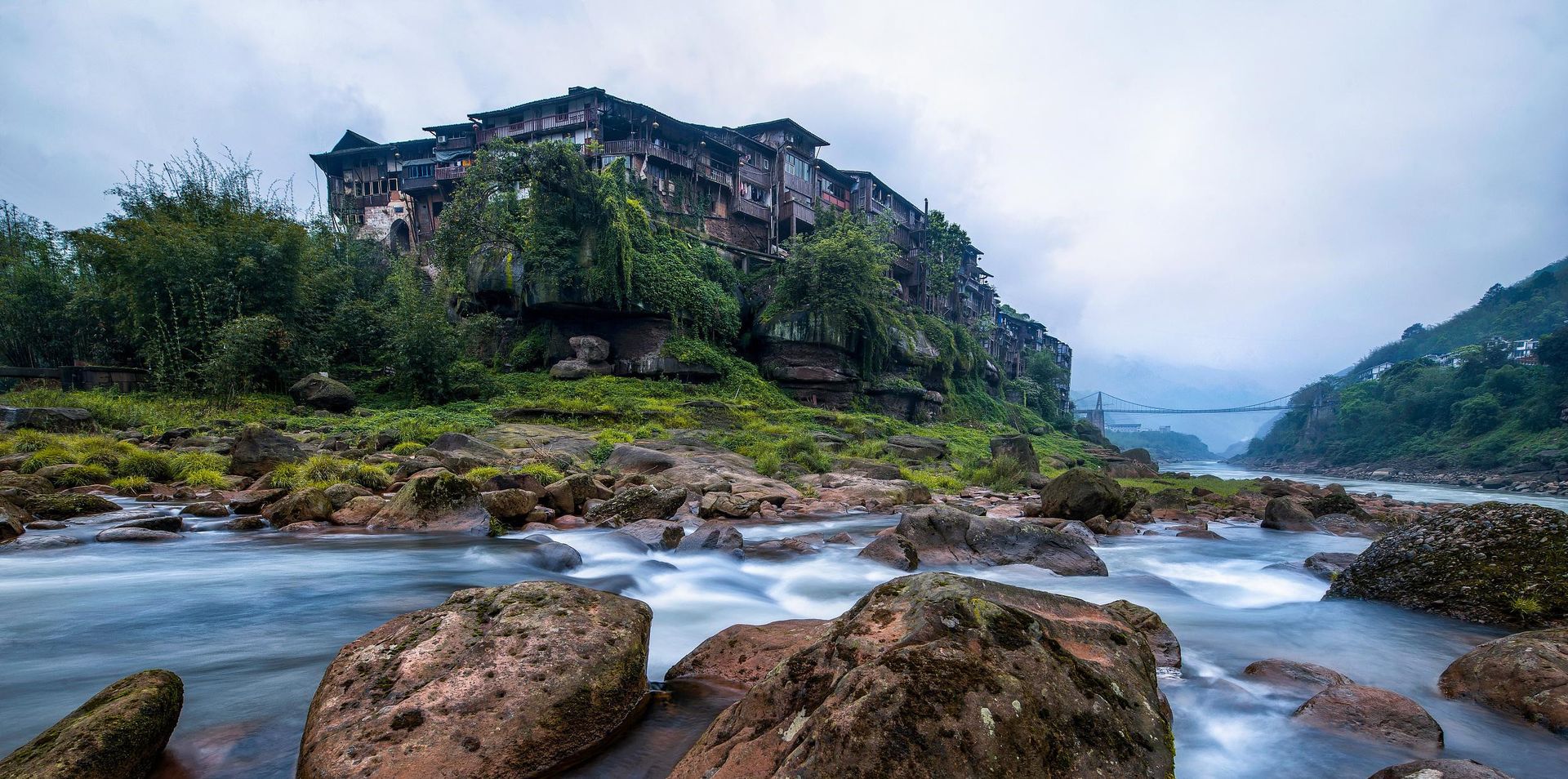 貴州茅台鎮赤水河風景與釀酒環境