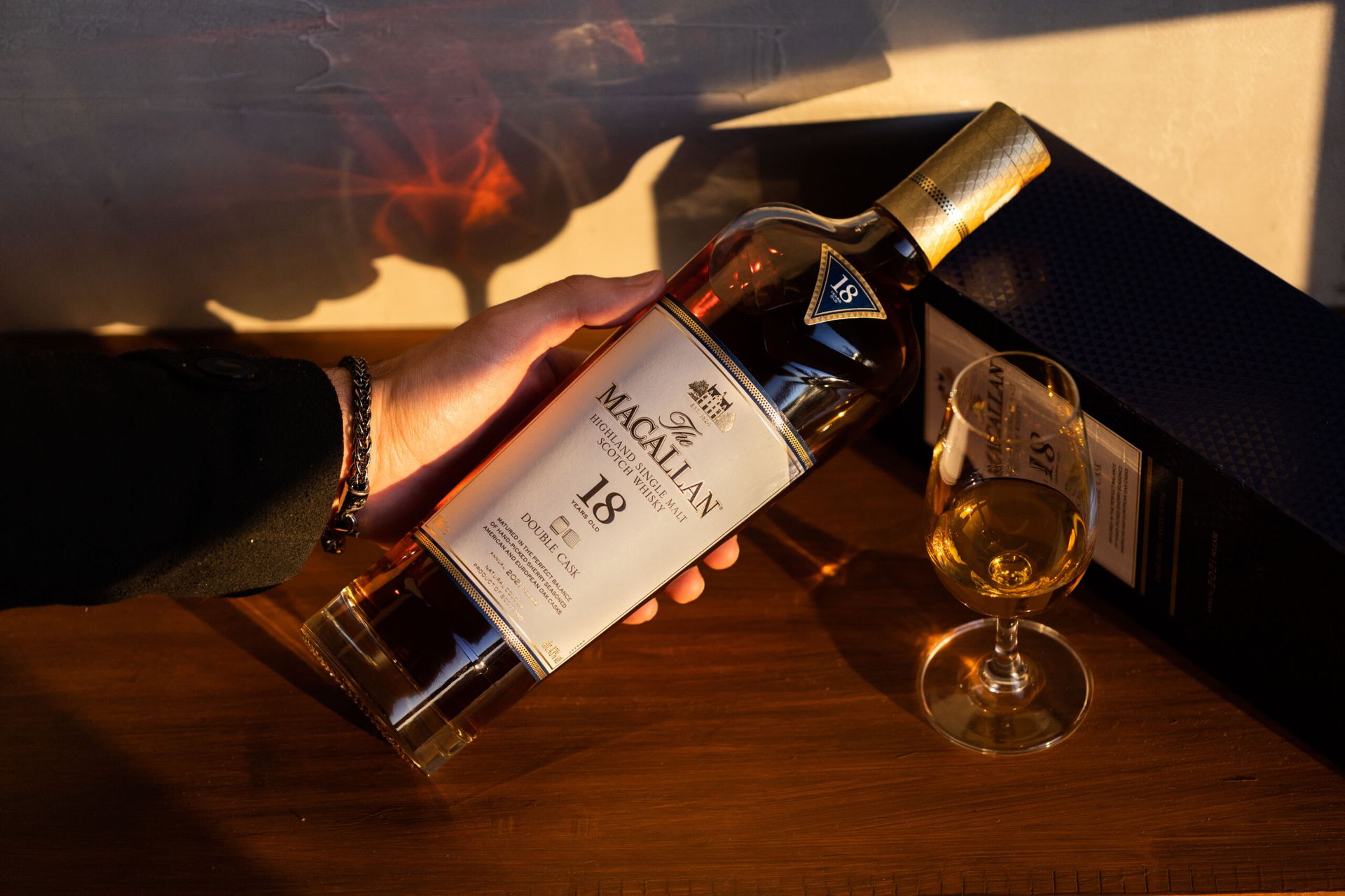 [麥卡倫老酒瓶口膠帽完整封口特寫]