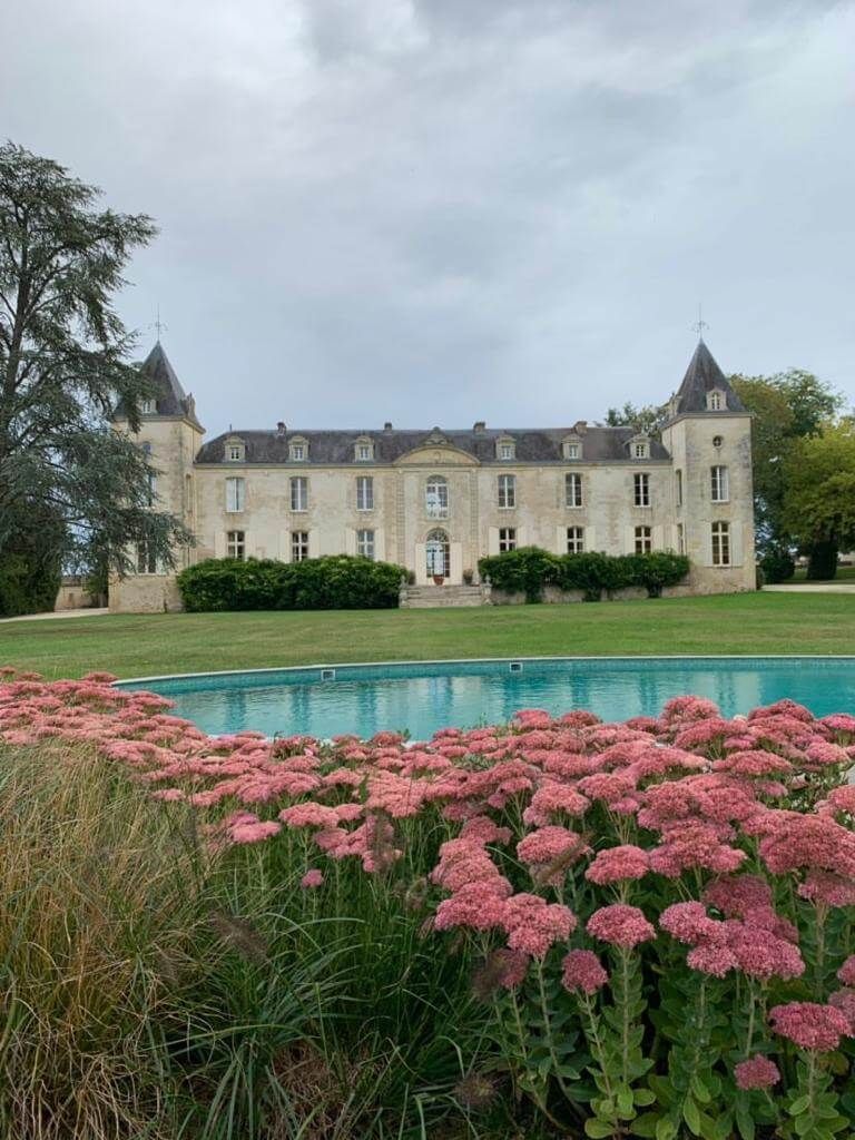 vue du château de Reignac depuis le jardin, derrière la piscine