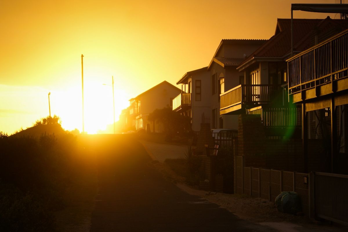 Canadian Housing Market Surges Into 2025 Optimism Amid Regional Variations and Risks
