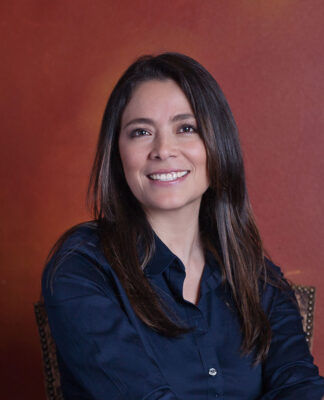 Julieta Altamirano-Crosby 博士的故事感動人心，她的經歷與成就不僅展現了個人的堅韌與奉獻精神，同時也告訴我們，無論身處何境，勇於追求自己的夢想、關心與服務身邊的人，才能夠為我們所愛的社區創造更加美好的未來。