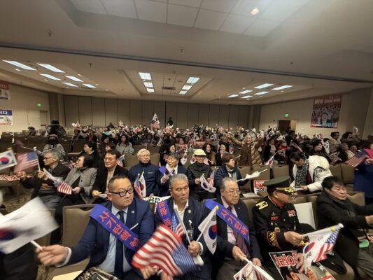 「美国西雅图爱国同胞时局宣言大会」由AKUS（韩美联合）、西雅图离北五道民会、韩美同盟USA基金会、自由统一论坛等13个西雅图地区的保守团体共同主办。