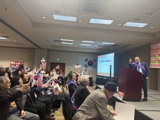 AKUS西雅图副会长、斯诺霍米什县共和党第44选区主席Sam Shim 在演讲中强调，作为韩裔美国人，我们必须捍卫民主和自由。他指出，目前在韩国和美国的选举制度面临著重大的挑战，并强调选举完整性的重要性。
