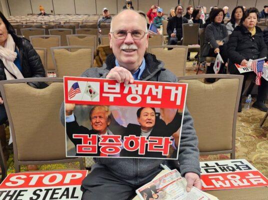 斯诺霍米什县共和党主席Bill Cooper也来到会场表示支持。（大纪元）